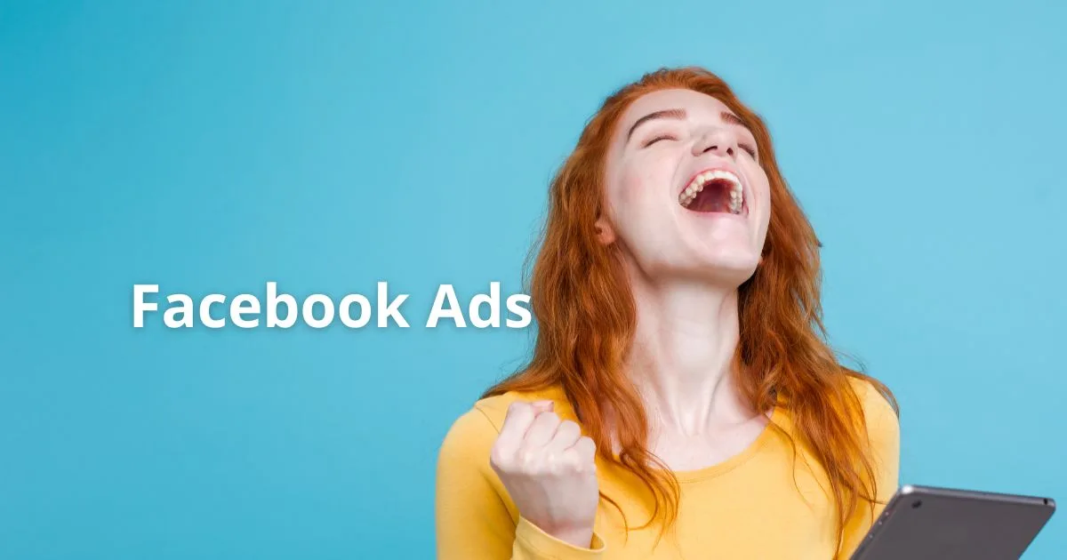 Mujer con una tableta junto al texto Facebook Ads, en un fondo azul.